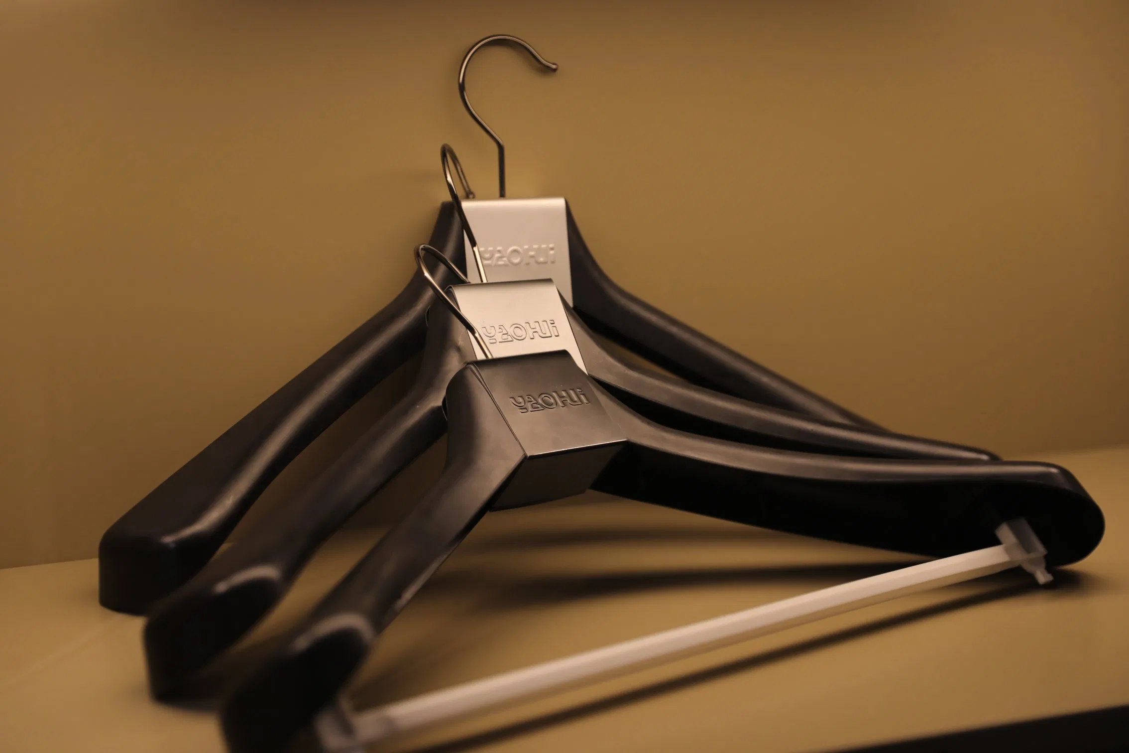 Black Band Rail Assembly Hanger Saves Space Suit Hanger Metal Hook Hanger.