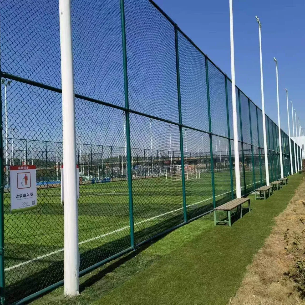 Wholesale Hot DIP Galvanized 6FT Chain Link Fencing Top with Barbed Wire for Farm/Garden/Park