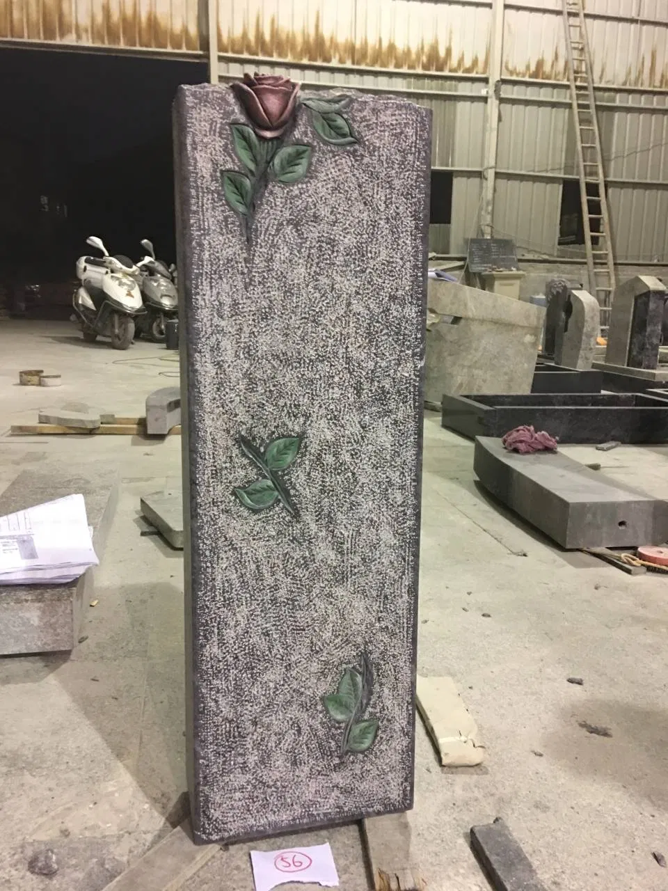 China Granite Tombstone with Carving Rose Upright Monument Tombstone