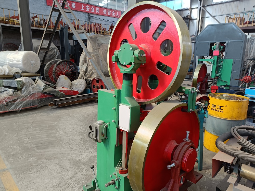 Станок ленточнопильный вертикальный по дереву со столом