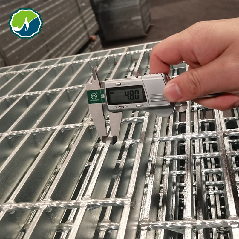 Factory Hot-DIP Galvanized Stainless Steel Iron Grating for Outdoor Exterior Stair Treads and Platform Walkways in Building Projects