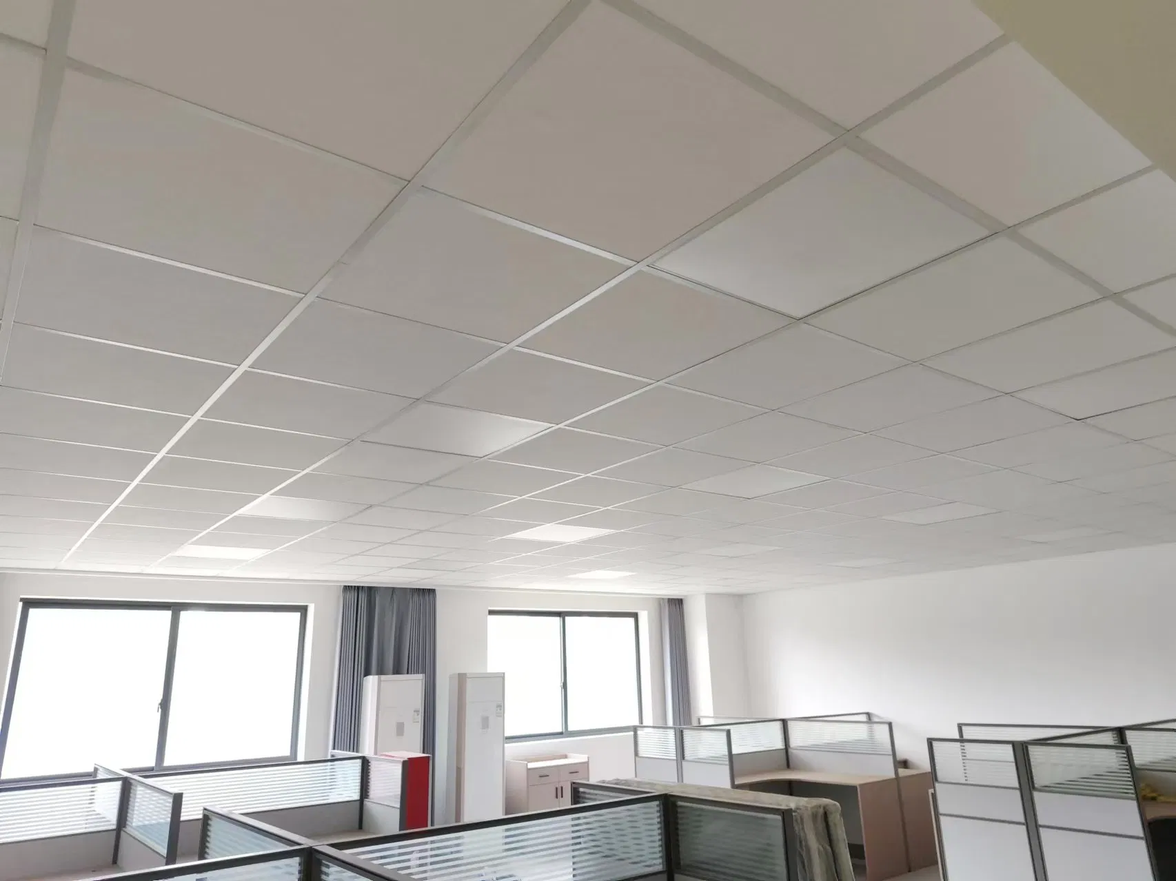 China Mineral Ceiling Tiles Acoustic False Ceiling Panels for Office Sound Insulation Decoration Fiber Glass Ceiling
