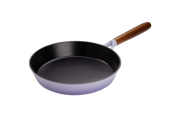 Эмалированная сковорода с деревянной ручкой