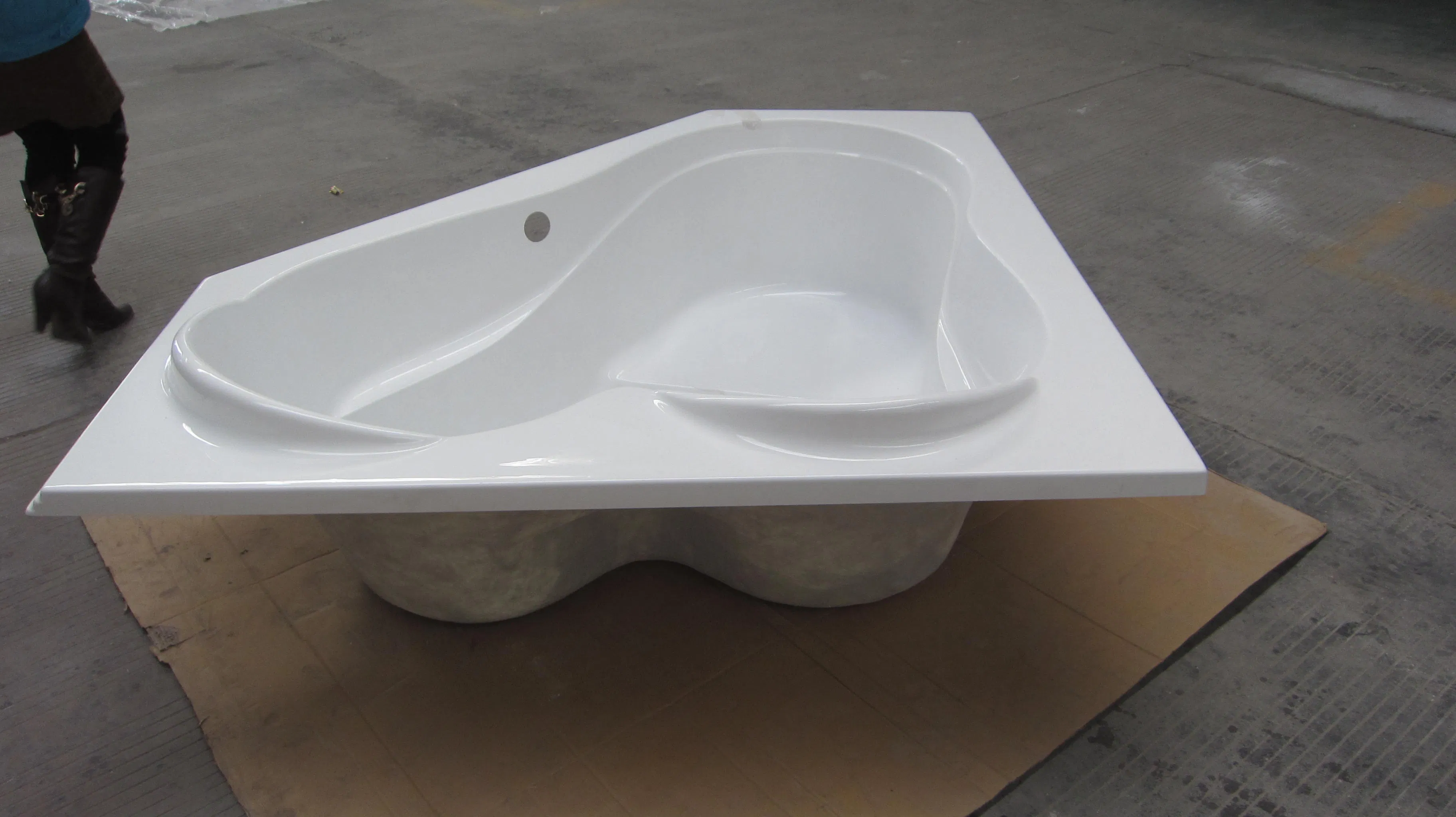 Угловая встраиваемая акриловая ванна Sector Drop