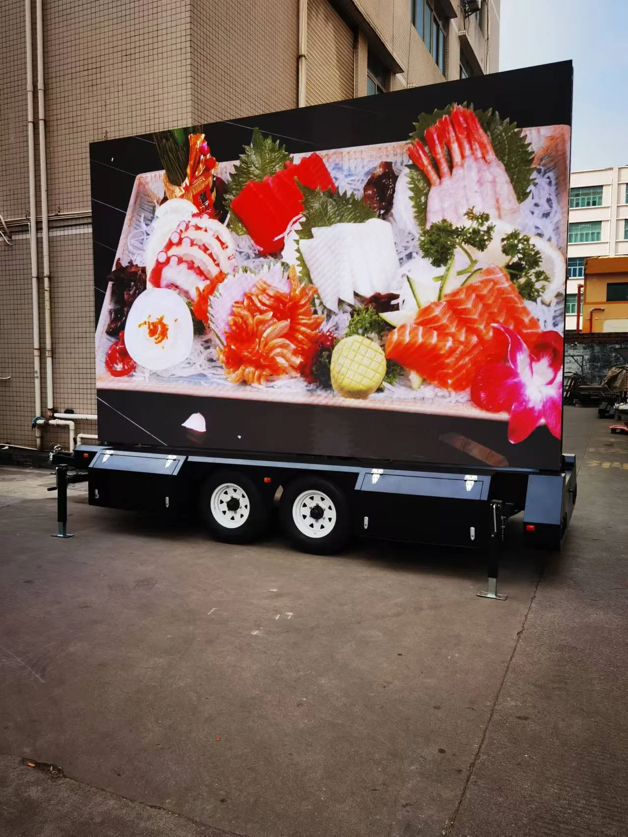 P4 Outdoor Mobile LED Trailers Display Screen Billboards Giant Advertising