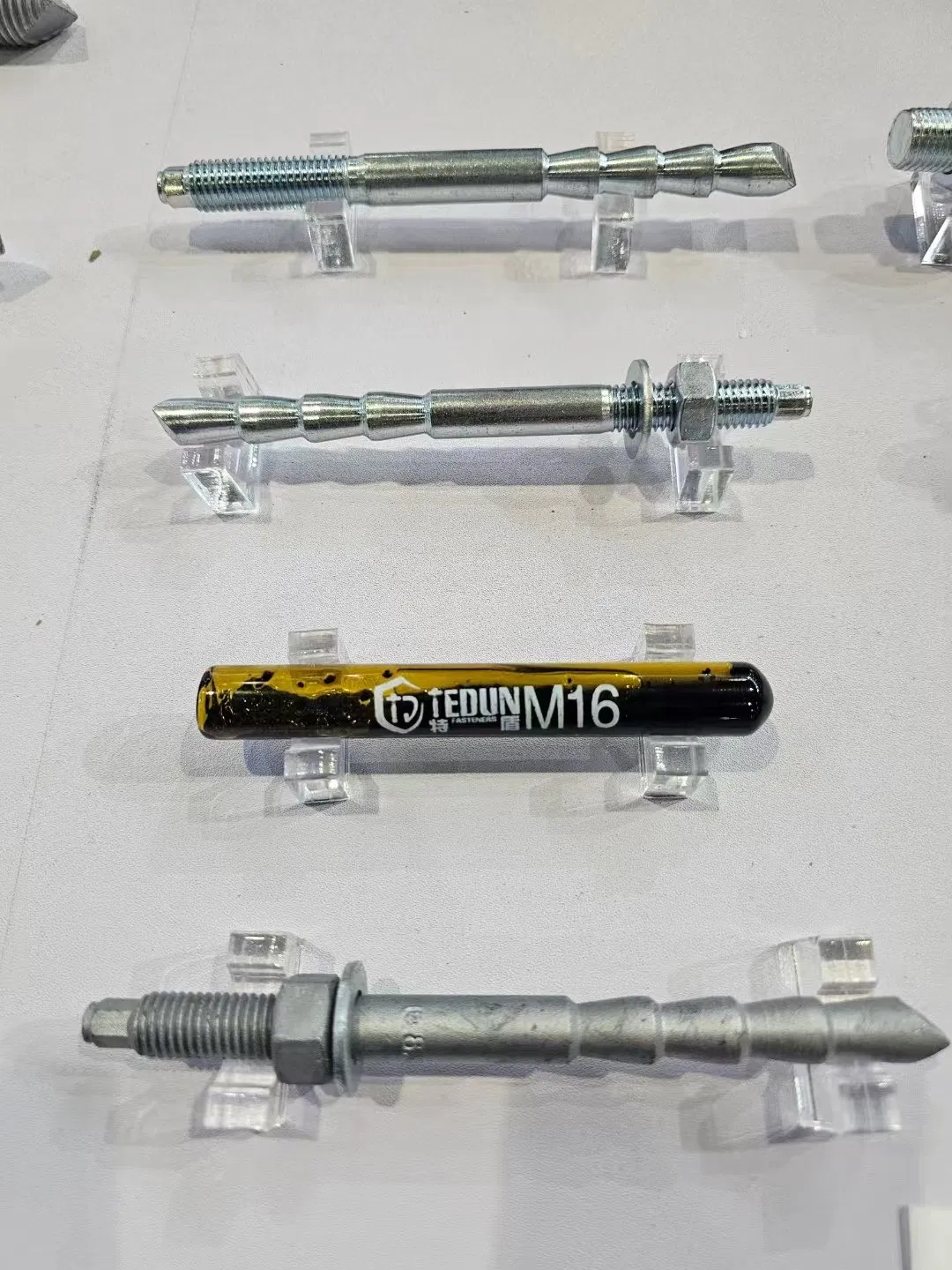 Анкерный болт клиновой для бетона оцинкованный