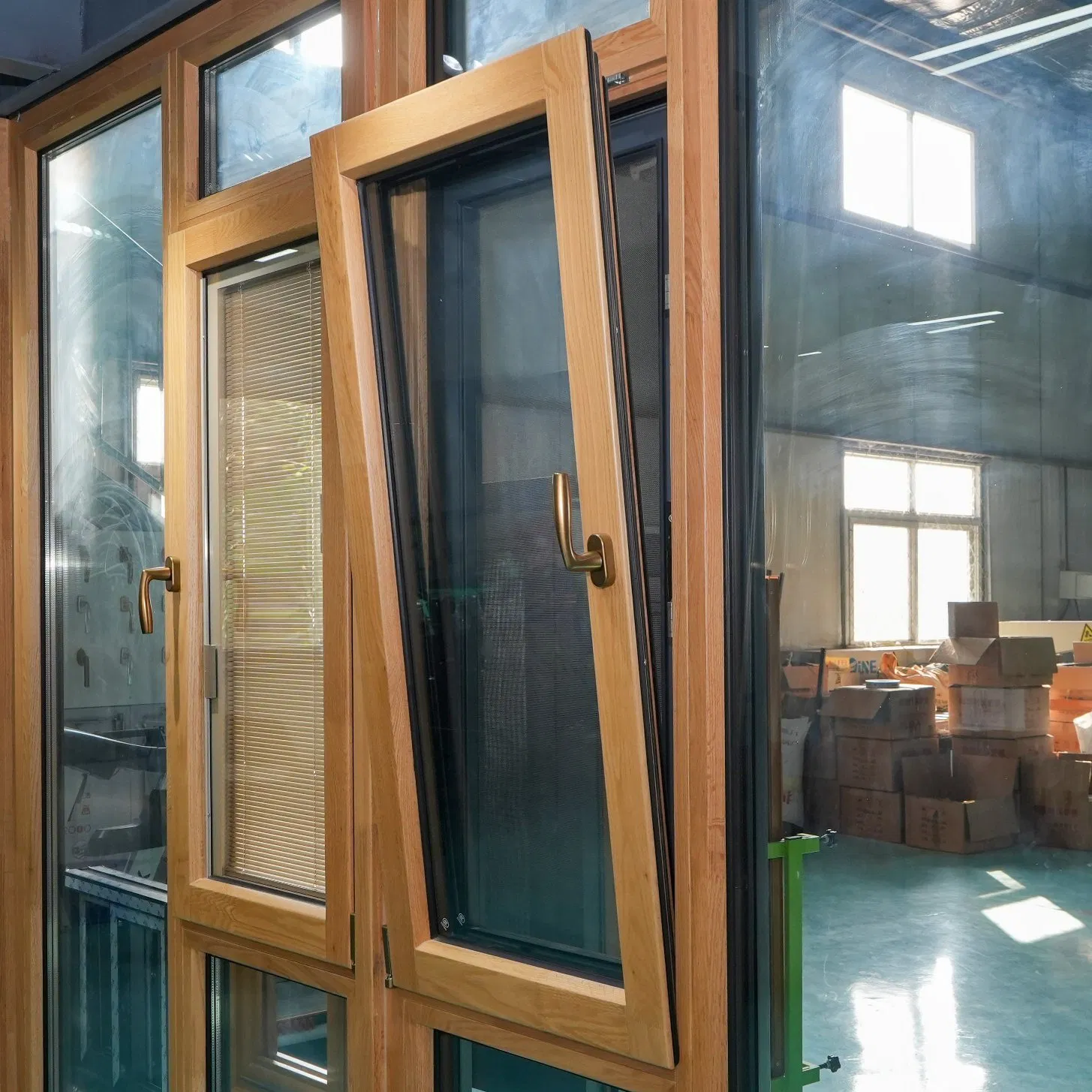 Алюминиево-деревянное окно с москитной сеткой