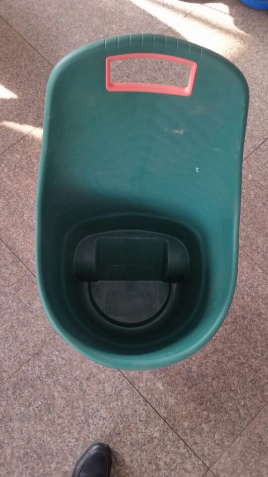 Садовый пластиковый водяной бак на колесах 48л