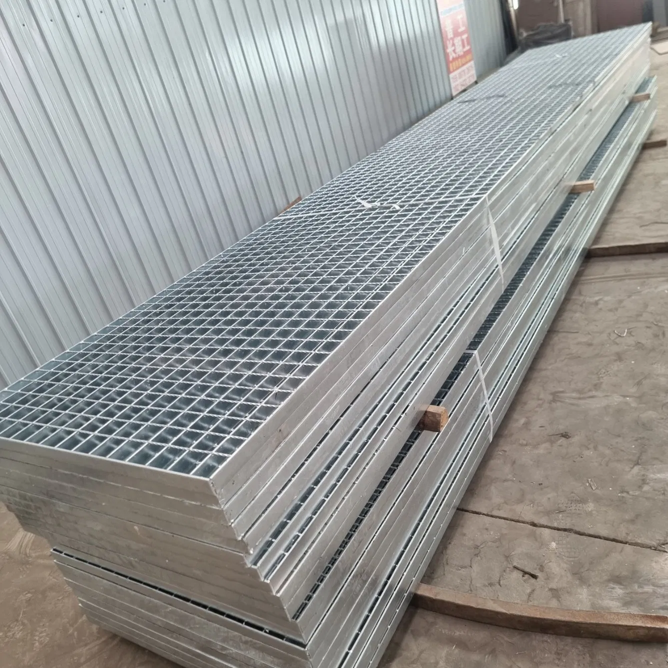 Manufacturer OEM Customized Hot Dipped Galvanized Plain/Serrated Steel Grating for Platform Walkway /Drain Trench Cover