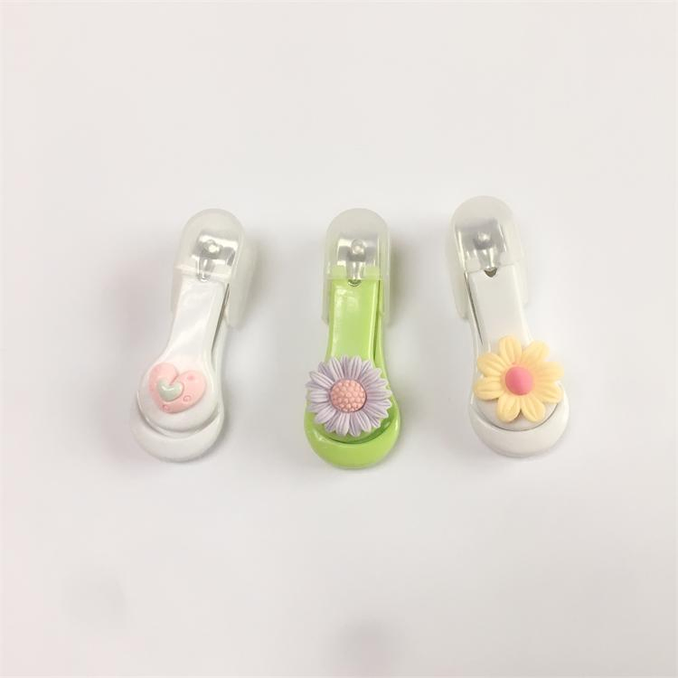 Newest Cartoon Carbon Steel Kids Professional Baby Plastic Nail Clipper Manufacturer