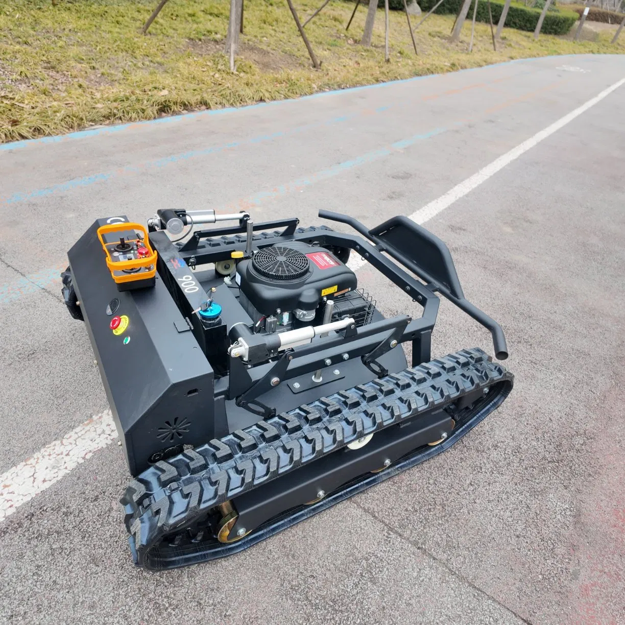 Автоматическая робот-газонокосилка на гусеницах с дистанционным управлением