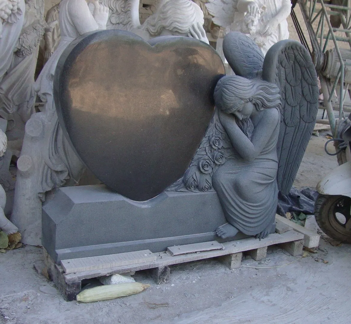 Factory Price Polished Marble Tombstone White and Black Weeping Angel Heart Shaped Tombstone (SYMT-007)