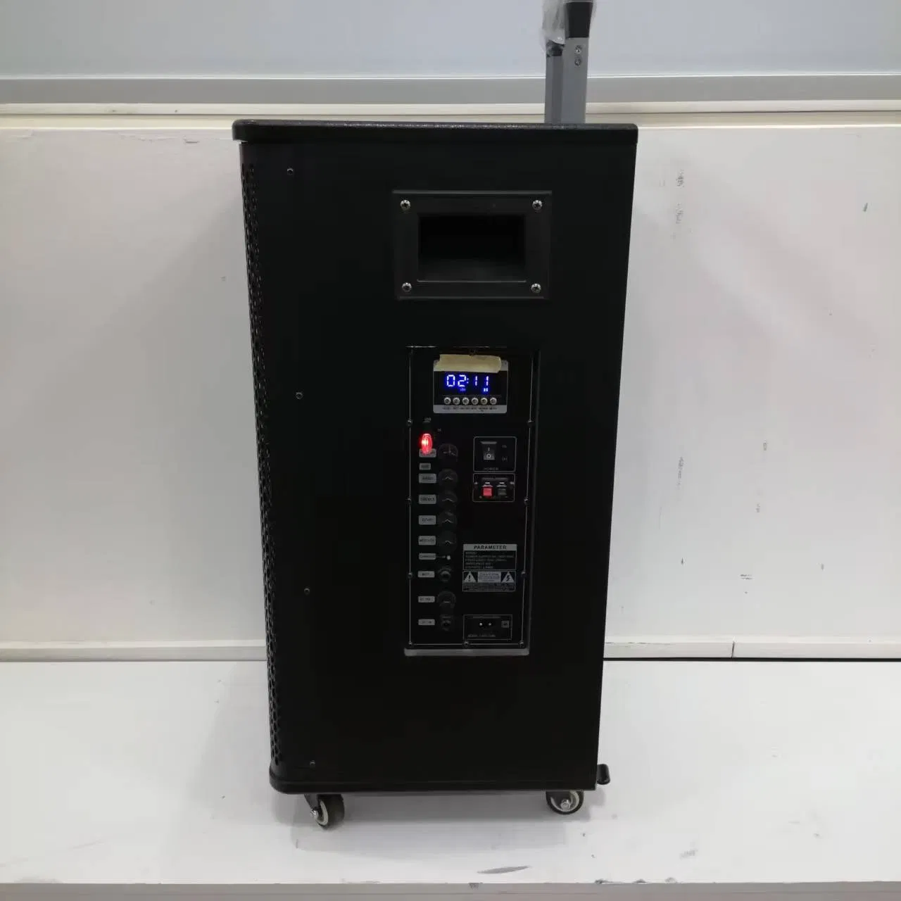 15-дюймовая Bluetooth-колонка на тележке в деревянном корпусе