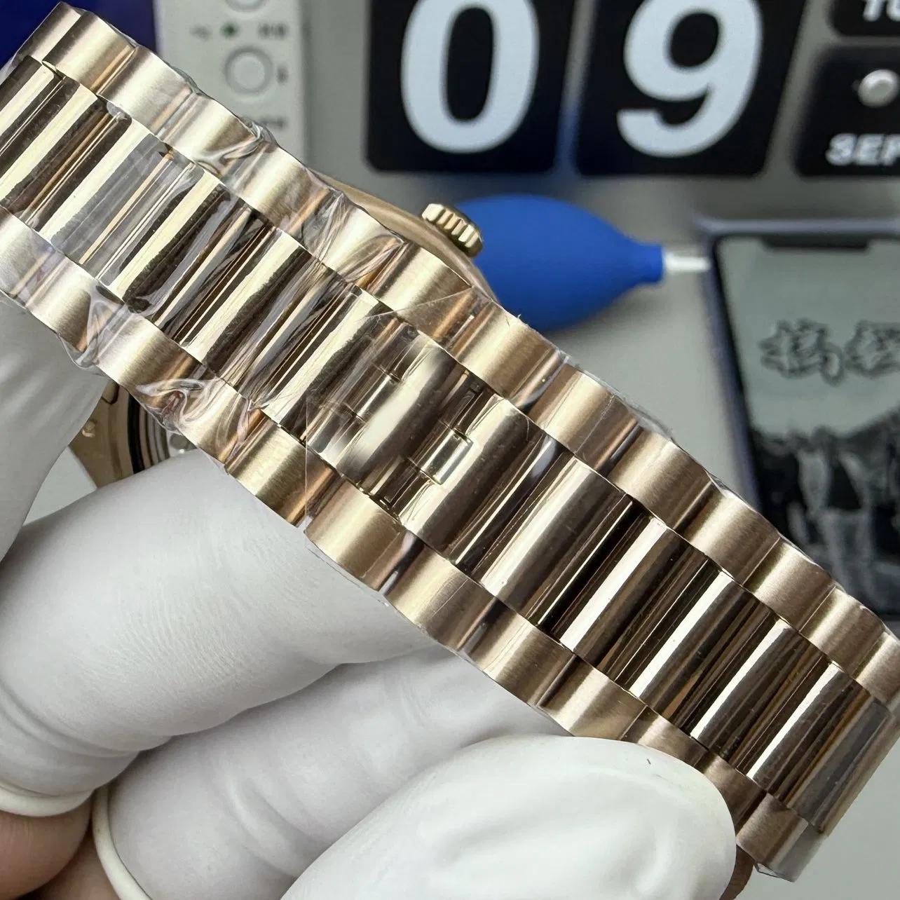 Top-Tier Replica Day-Dater Series Rose Gold Watch, Diamond-Bezel Dual Calendar Display, Business Elite Mechanical Men's Watch.