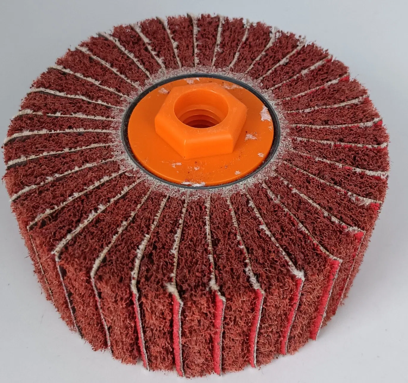 Абразивный лепестковый круг из нетканого материала