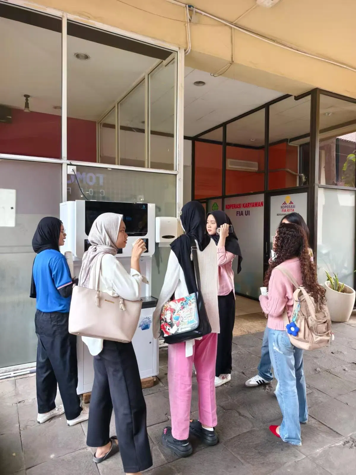 Outdoor Automated Hot Water Vending Machine with Card-Swiping Mechanism