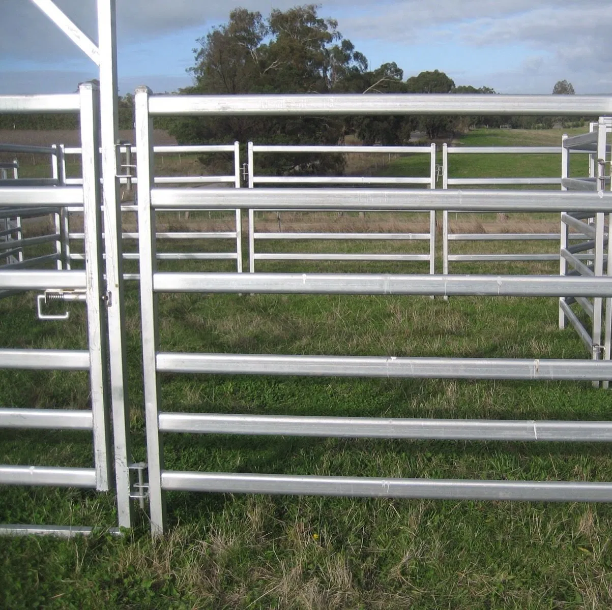 Galvanized Iron Door Lock Hardware Durable Eco-Friendly Cattle Crush Gate Spring Slam Catch Latch for Outdoor Farm Fence