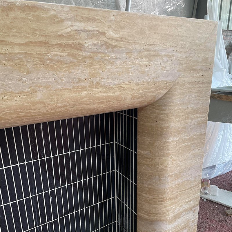 Каминный портал из бежевого травертина для гостиной