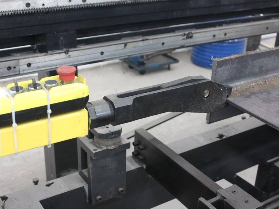 Ленточная пила по металлу с полотном из быстрорежущей стали