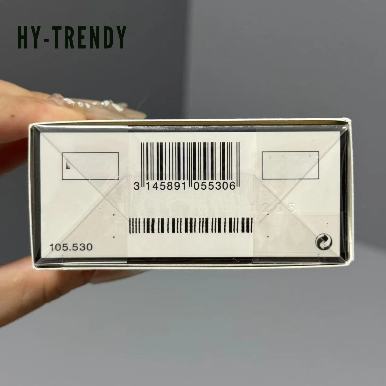 Женские духи в стеклянном флаконе, цветочный аромат