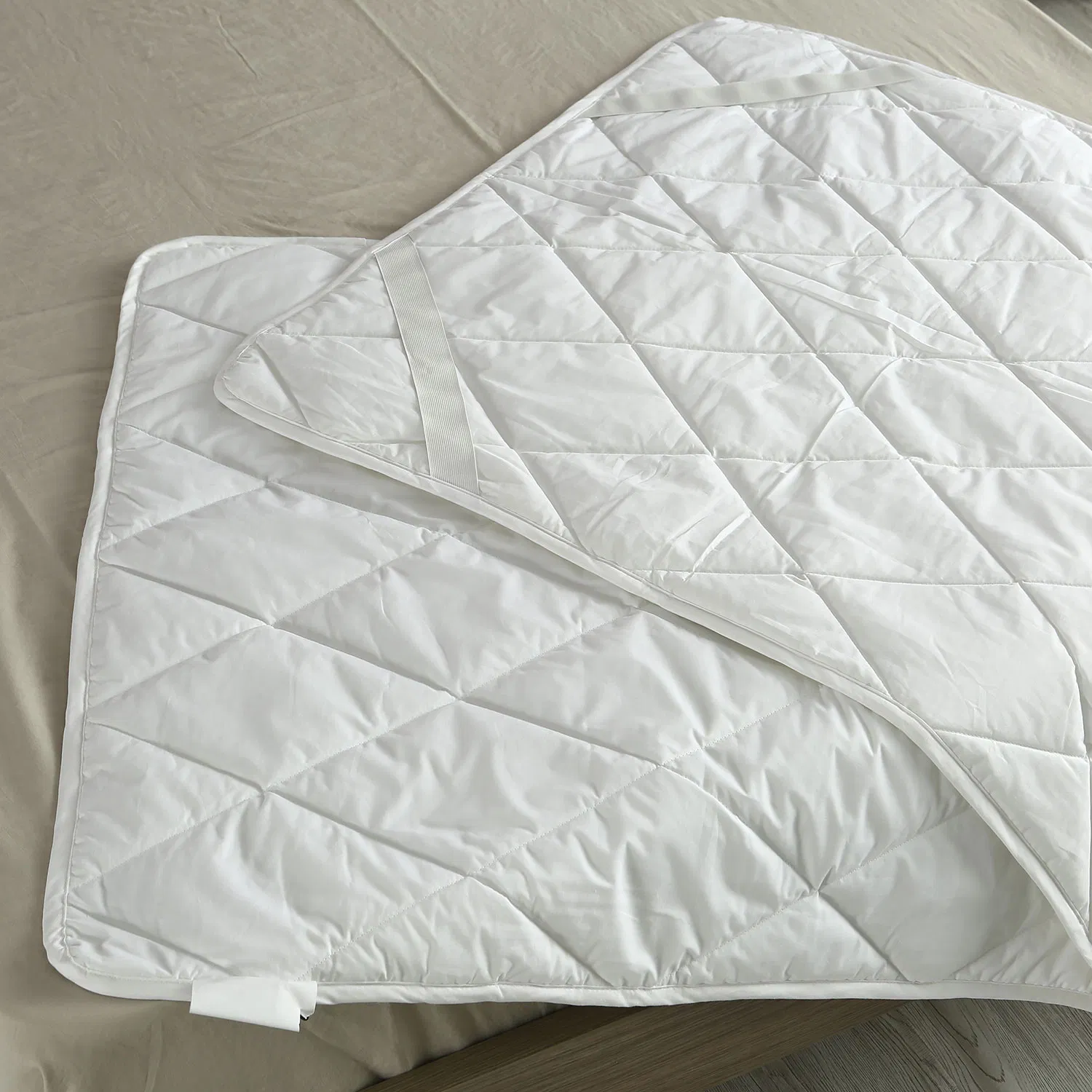 White Thin Mattress Protector with Pes Fiber Filling with Elastic Band