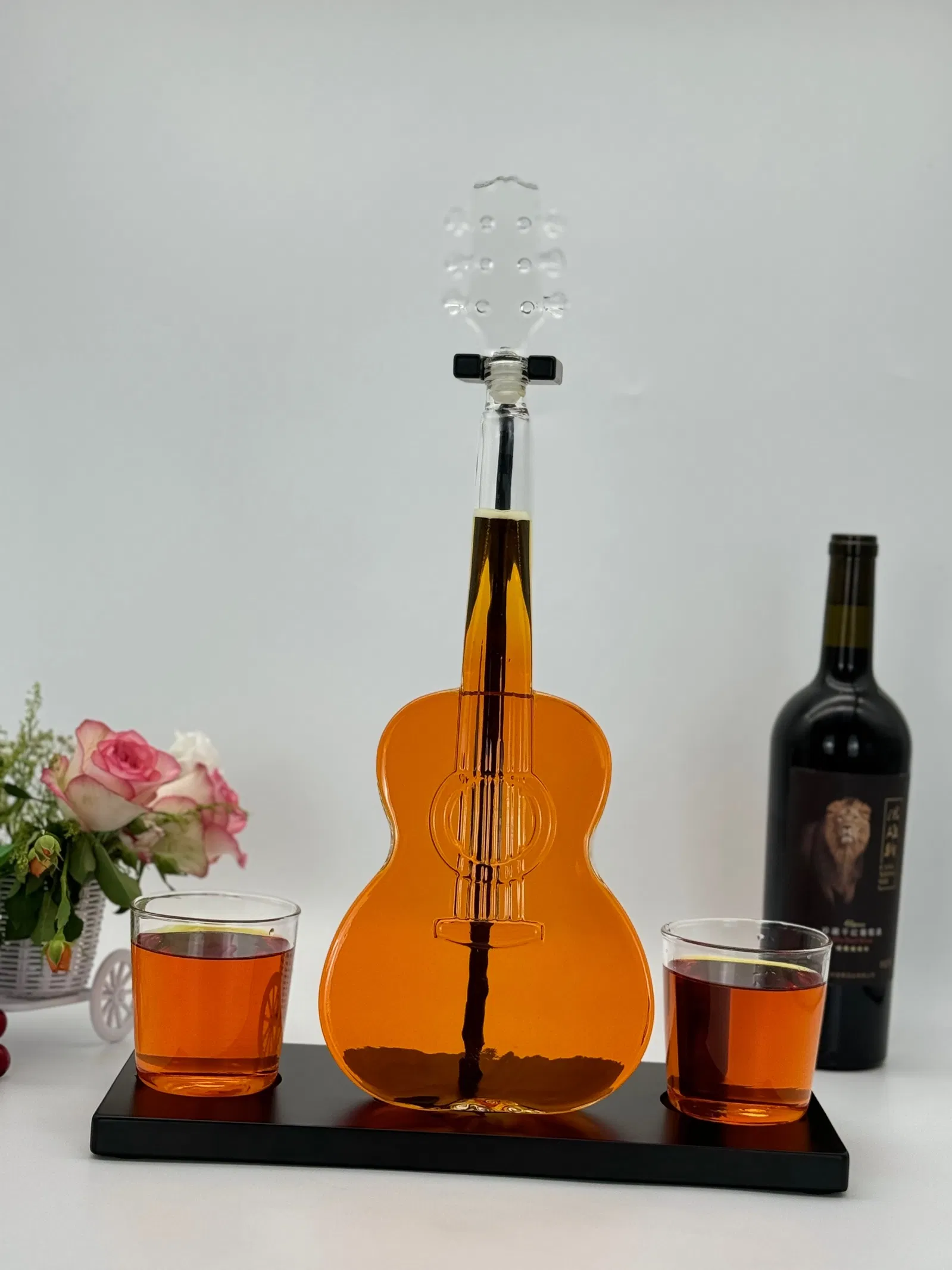 Elegant Glass Wine Decanter with Stopper and Pourer