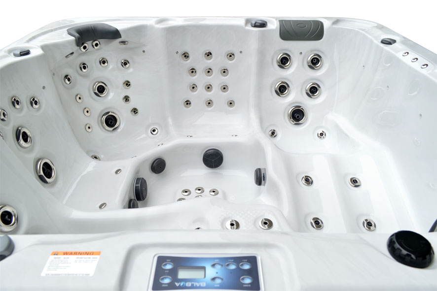 Уличный спа-бассейн на 5 человек с 2 лежаками