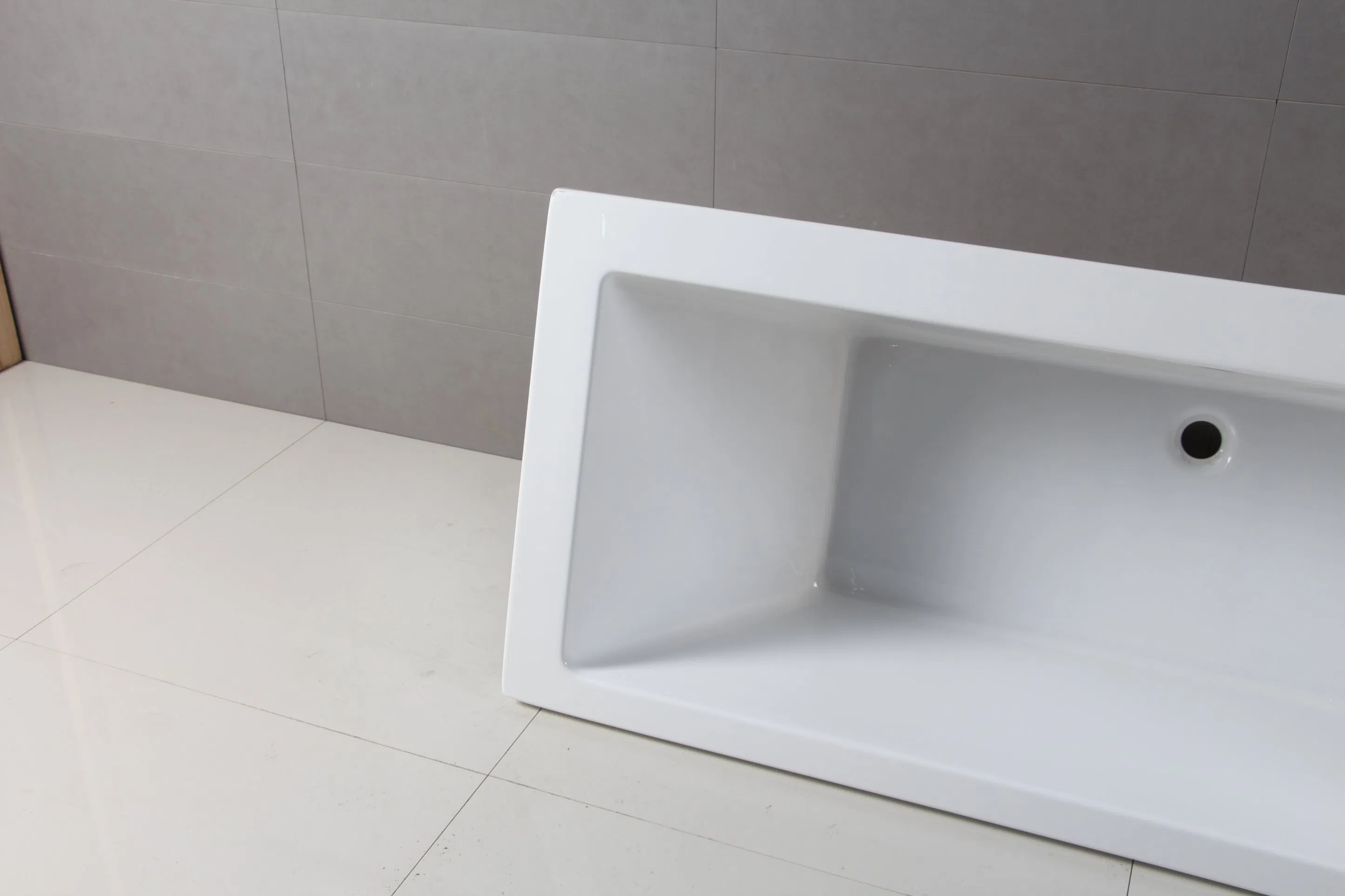 Угловая акриловая ванна для встраивания