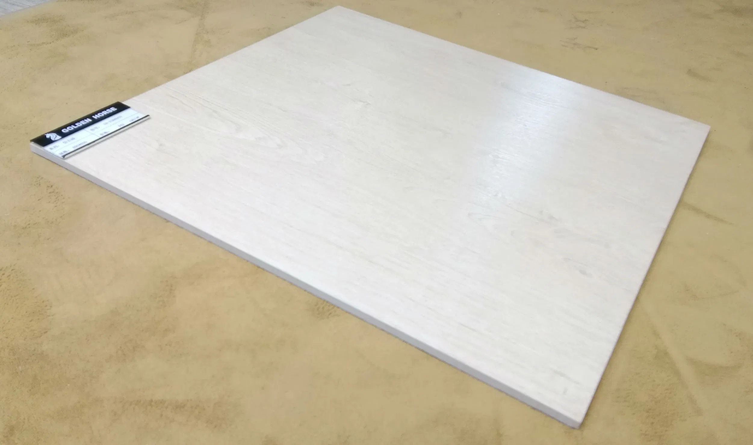 Керамогранитная плитка 60x60 см под дерево светлая