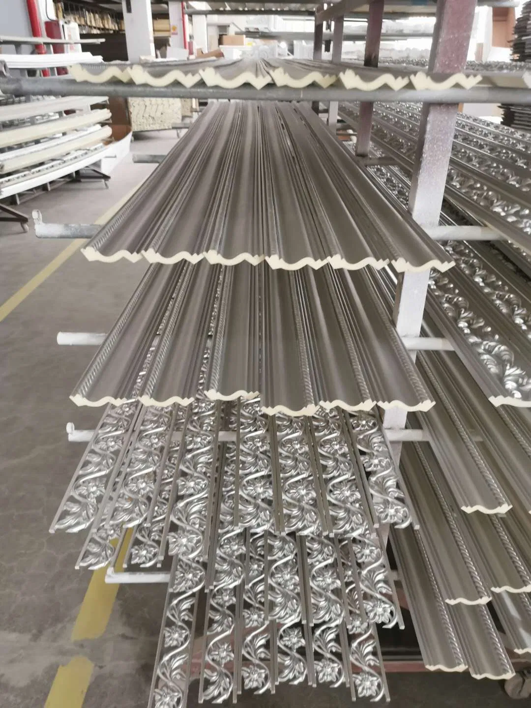 Elegant Polyurethane Flower Crown Molding for Interior Decor