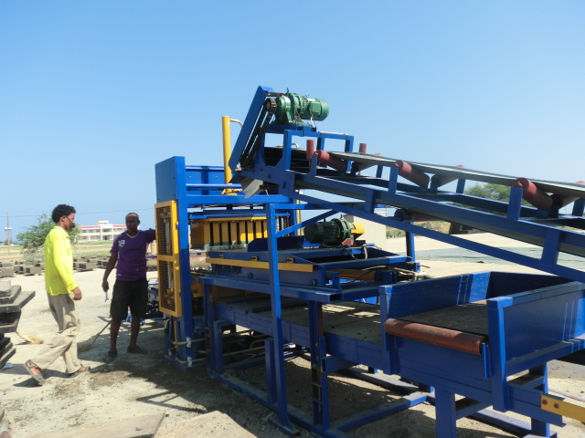 Qt10-15 Machine for Making Hollow Blocks Automatic Paving Brick Machine