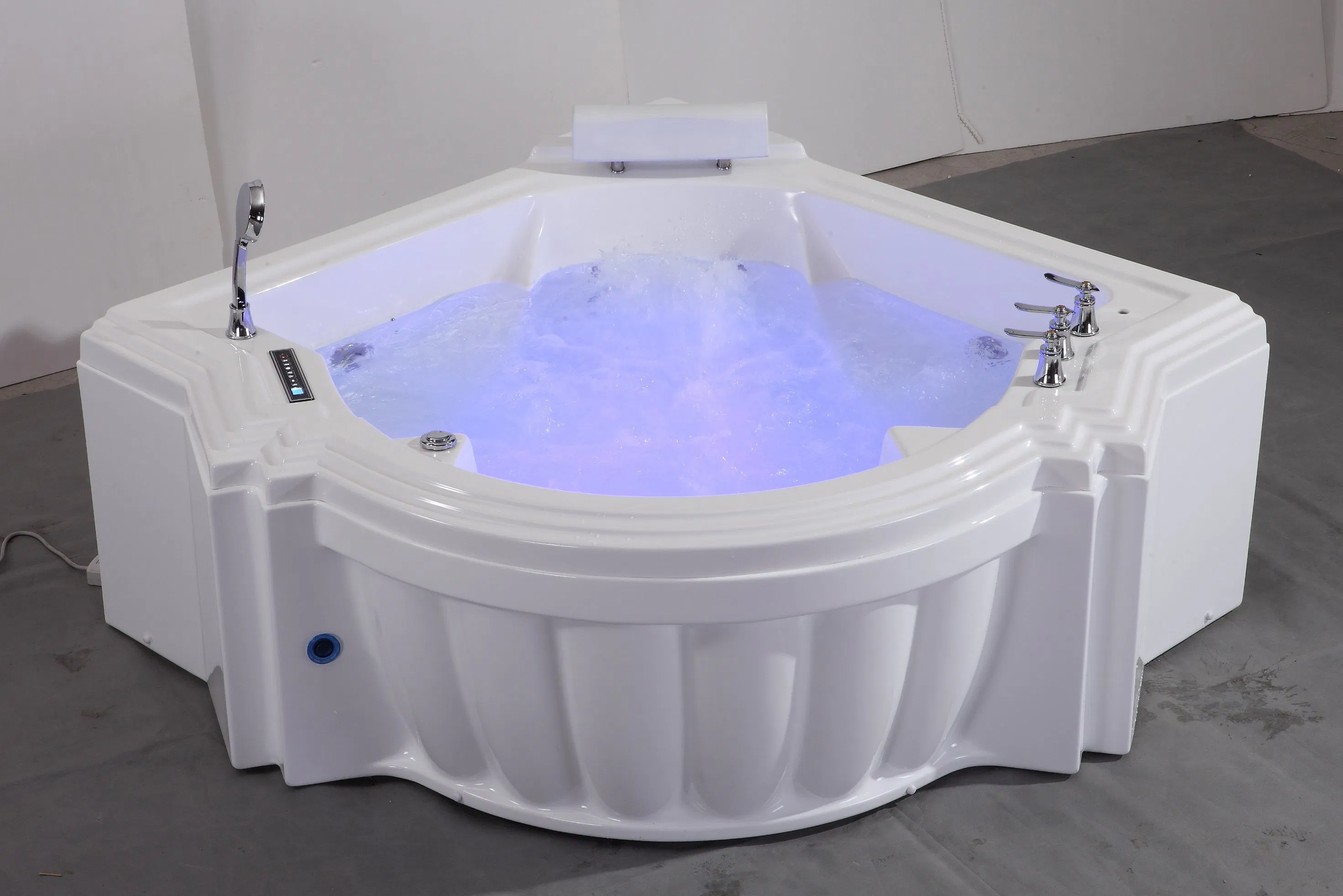 Угловая акриловая ванна с гидромассажем