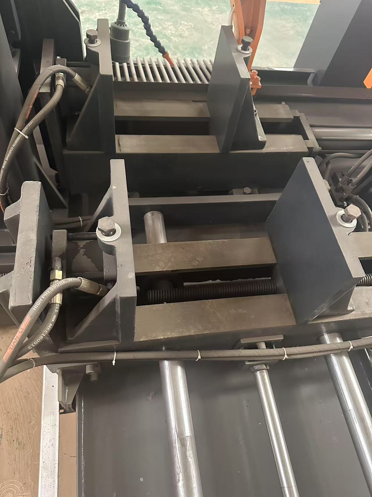 Ленточнопильный станок по металлу полуавтоматический усиленный