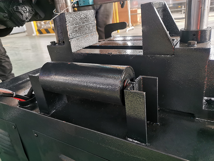 Ленточная пила по металлу гидравлическая с зажимом