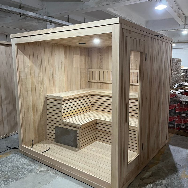 Уличная сауна-куб с окнами из хемлока