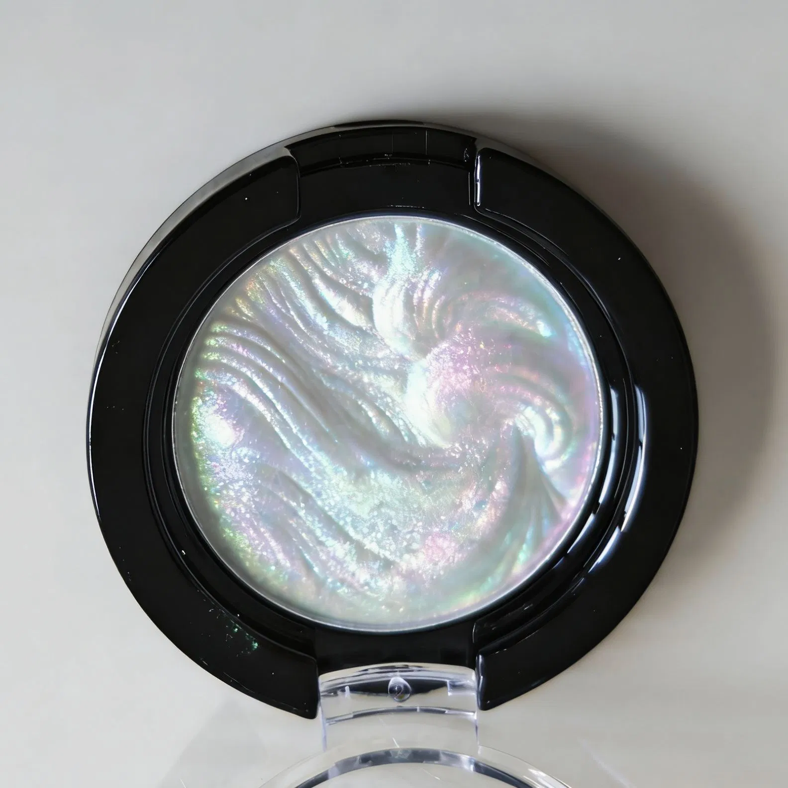 Waterproof Multichrome Highlighter for a Radiant All-Day Finish