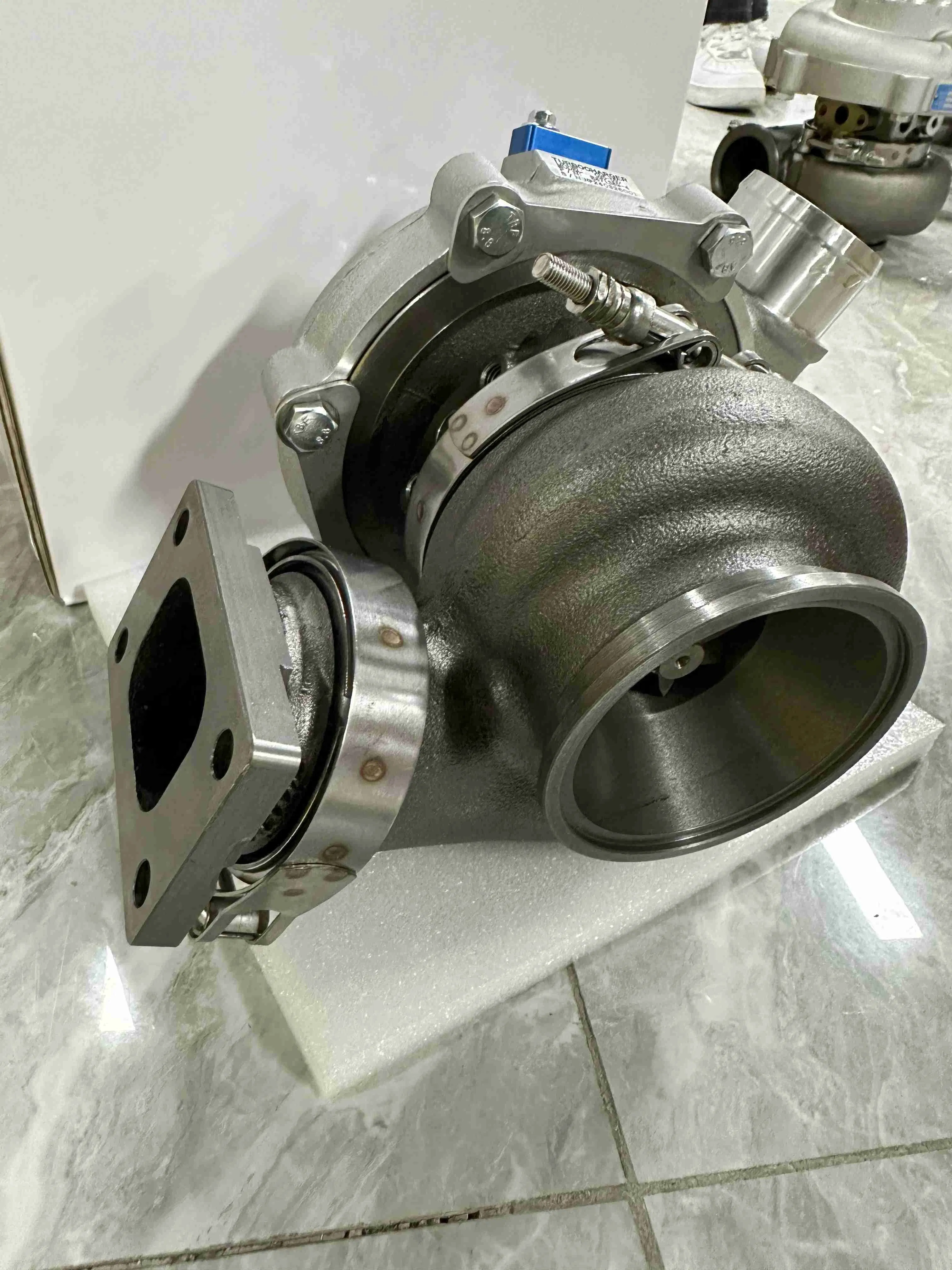 Турбокомпрессор G25-550 с корпусом турбины T3 V-Band