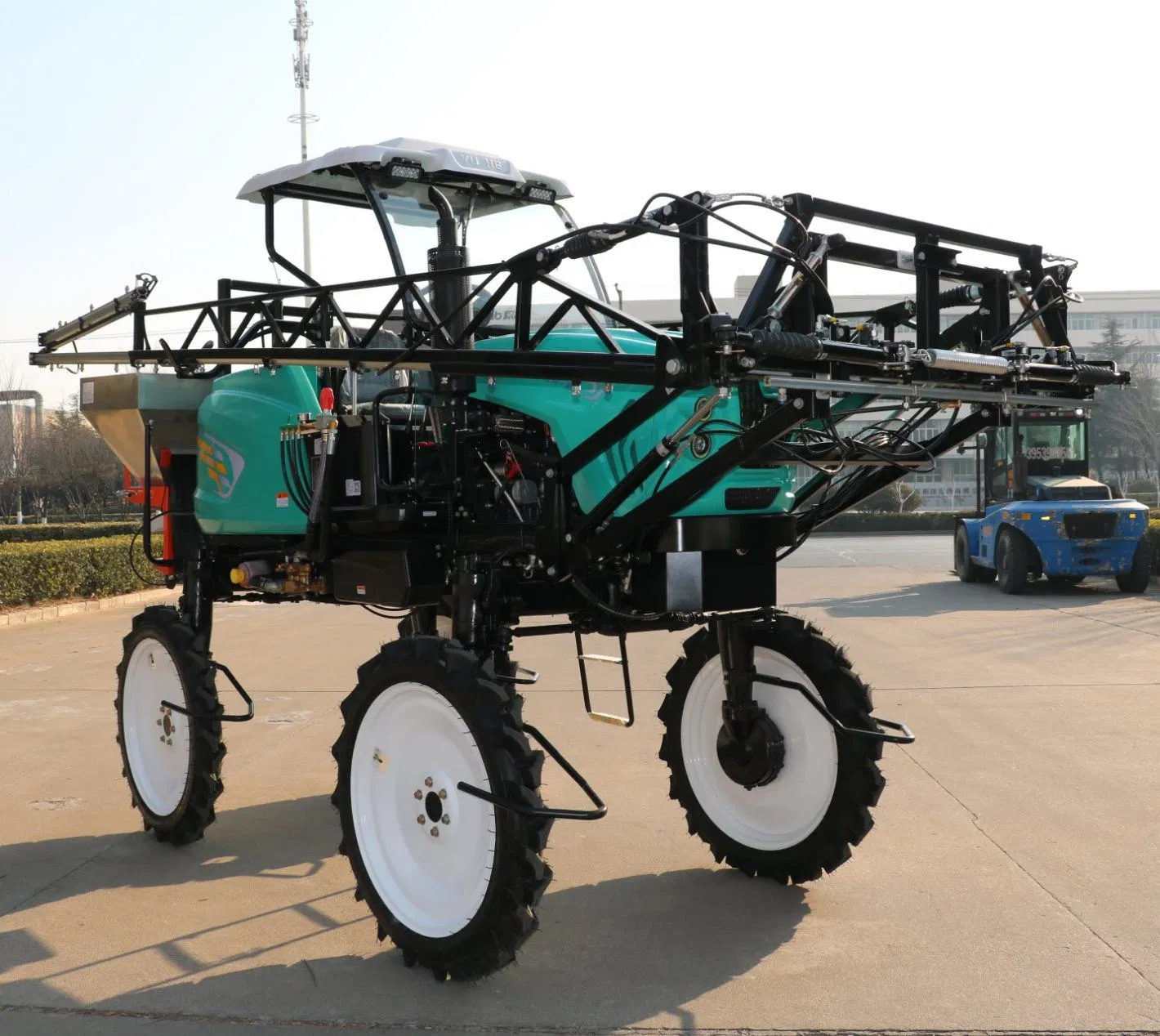 Самоходный опрыскиватель 1000л для пшеницы и риса