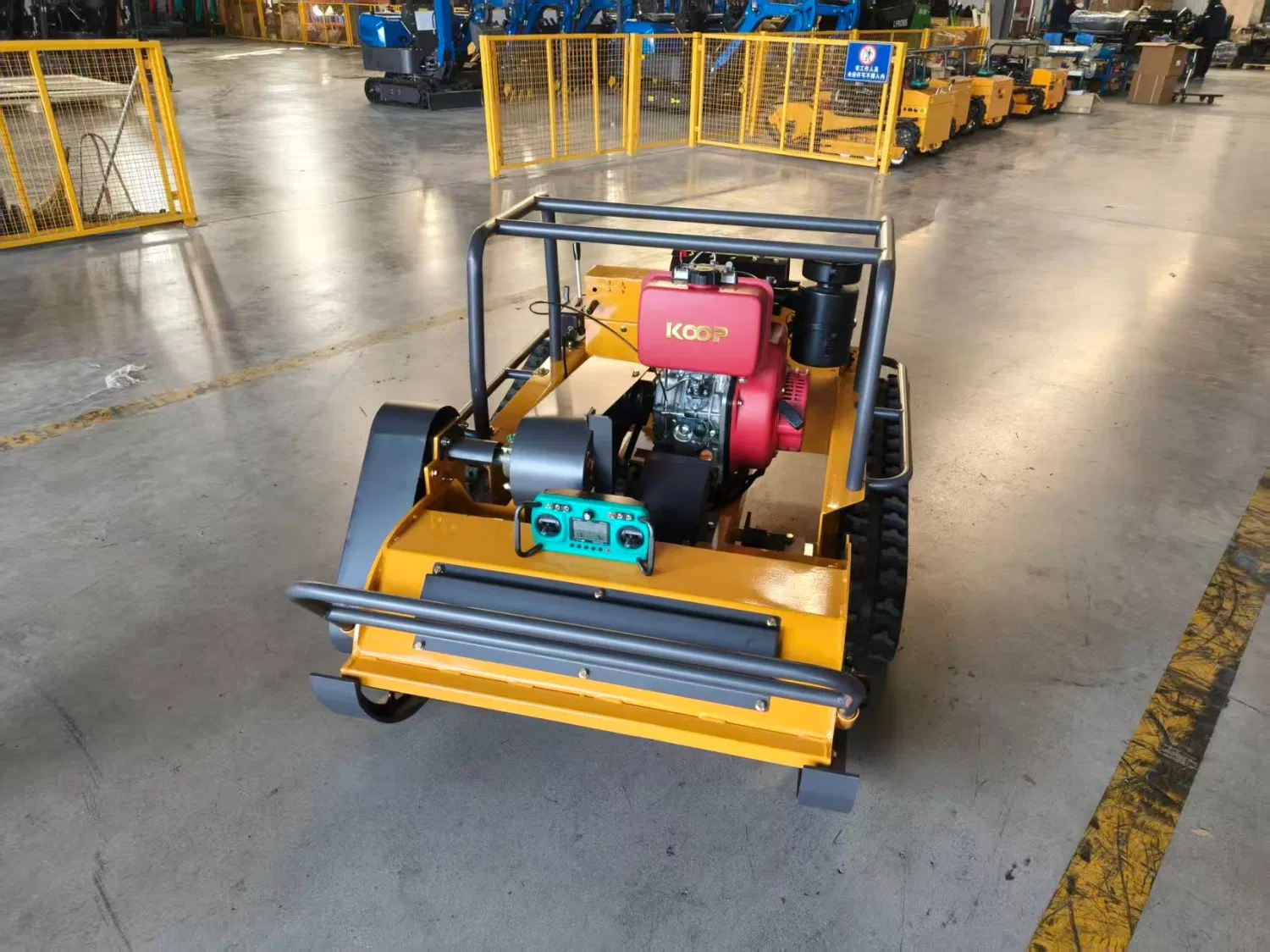 Гусеничный бензиновый фрезерный кусторез с дистанционным управлением