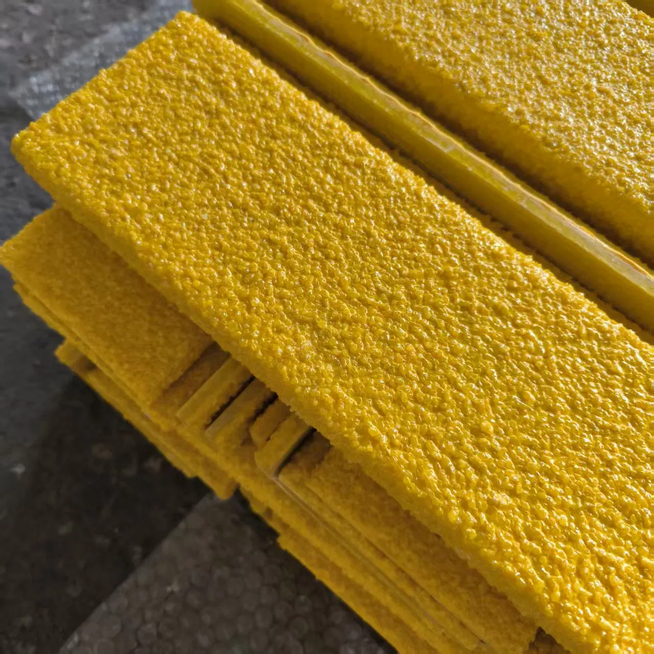 10mm Thick FRP/GRP Abrasive Stair Tread Nosing Flat Bars/Angle Bars on Wood, Concrete or Steel Bar Grating Stair Treads