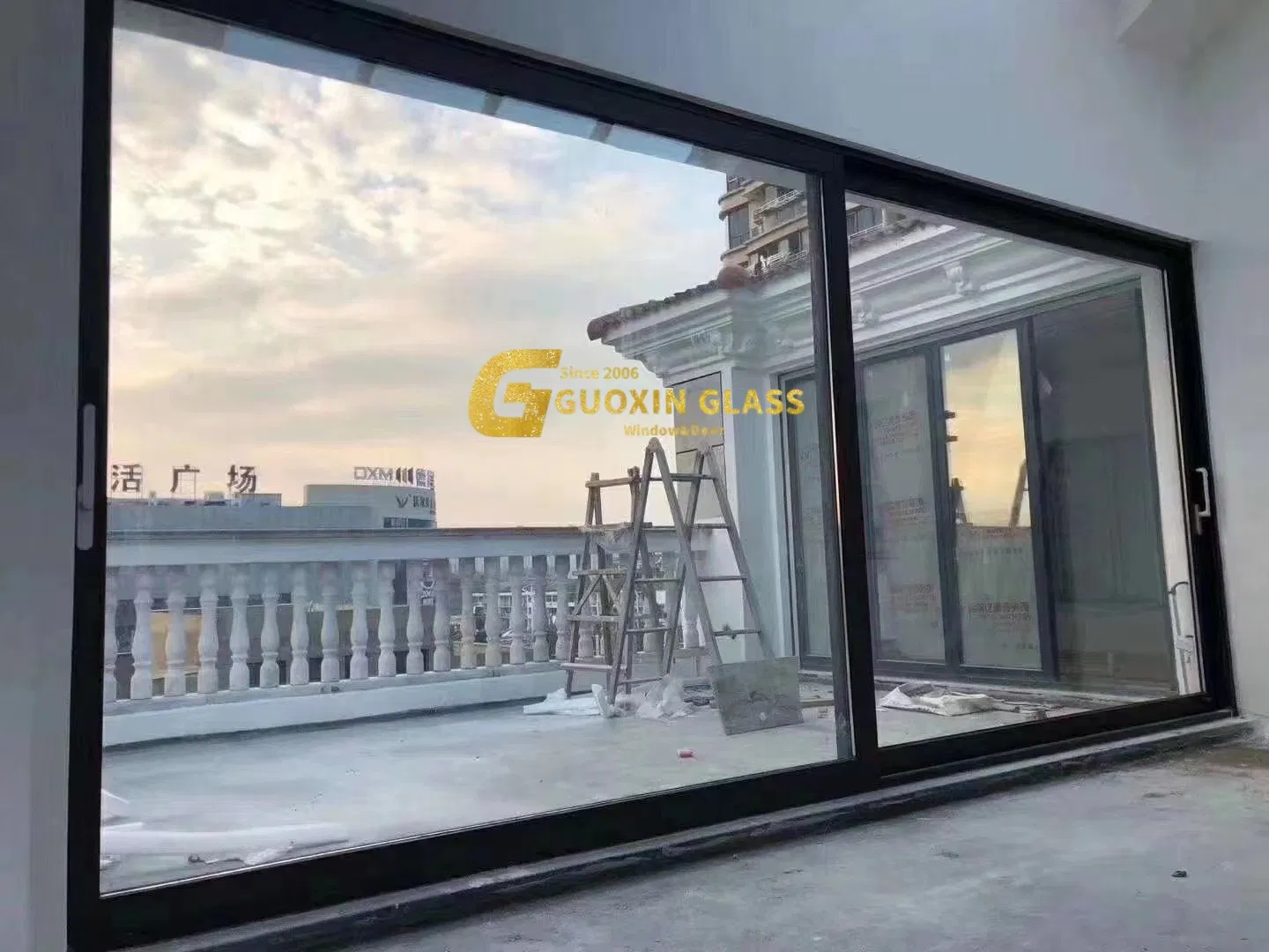 Stylish Retractable Aluminum Sliding Door with Tempered Glass Screen