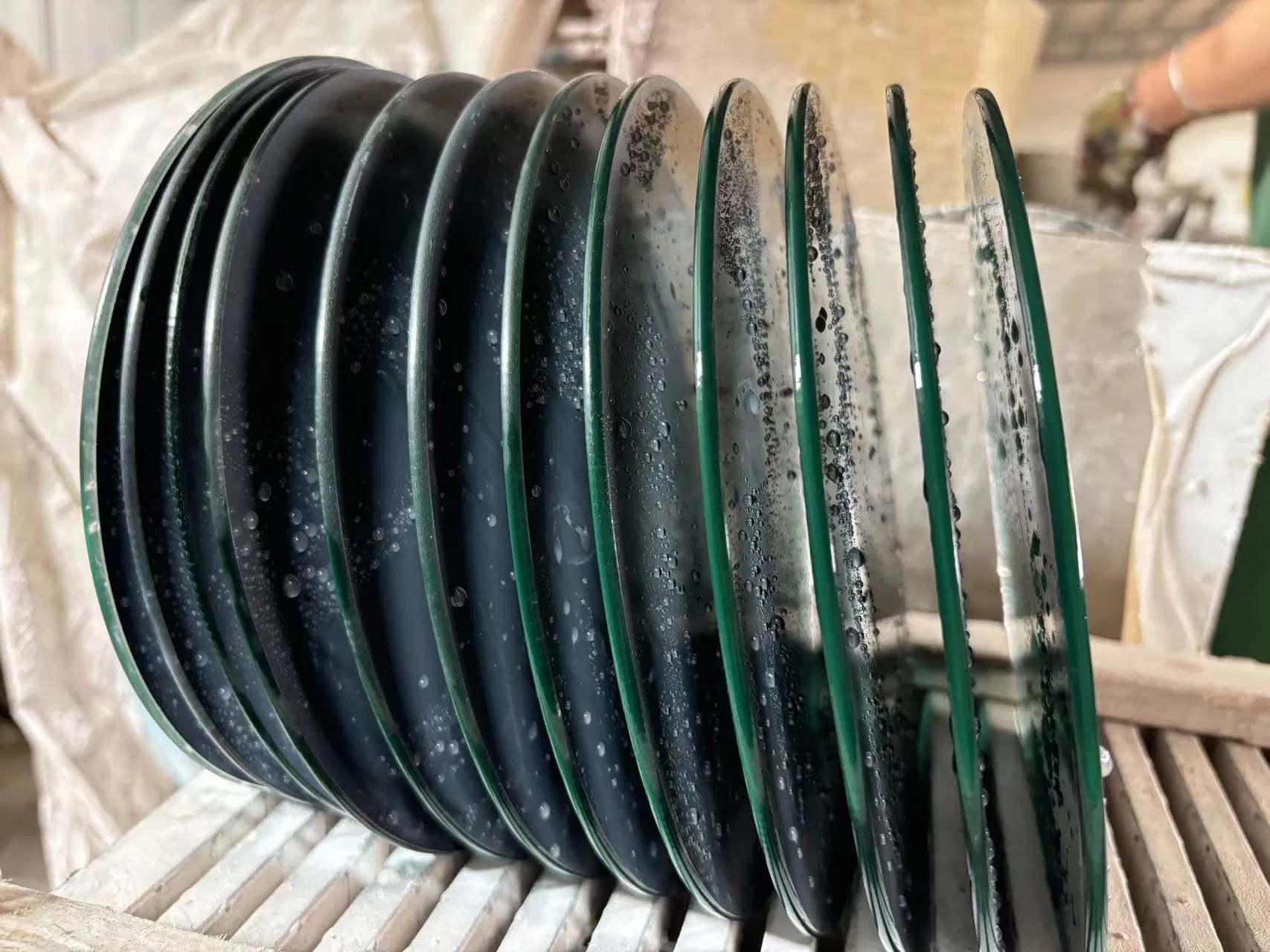 The Outer Surface of The Mirror Is Pickled, Finely Ground, Roughly Ground, and Decorated with a Circular Mirror