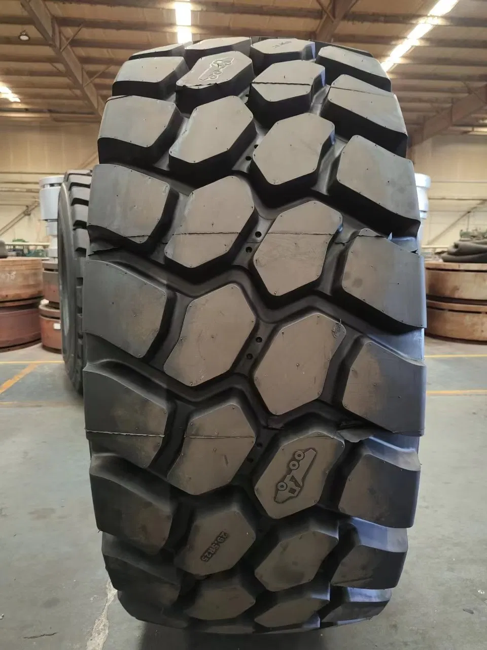 Шина внедорожная 23.5-25 E-4/L-4 для карьерной техники