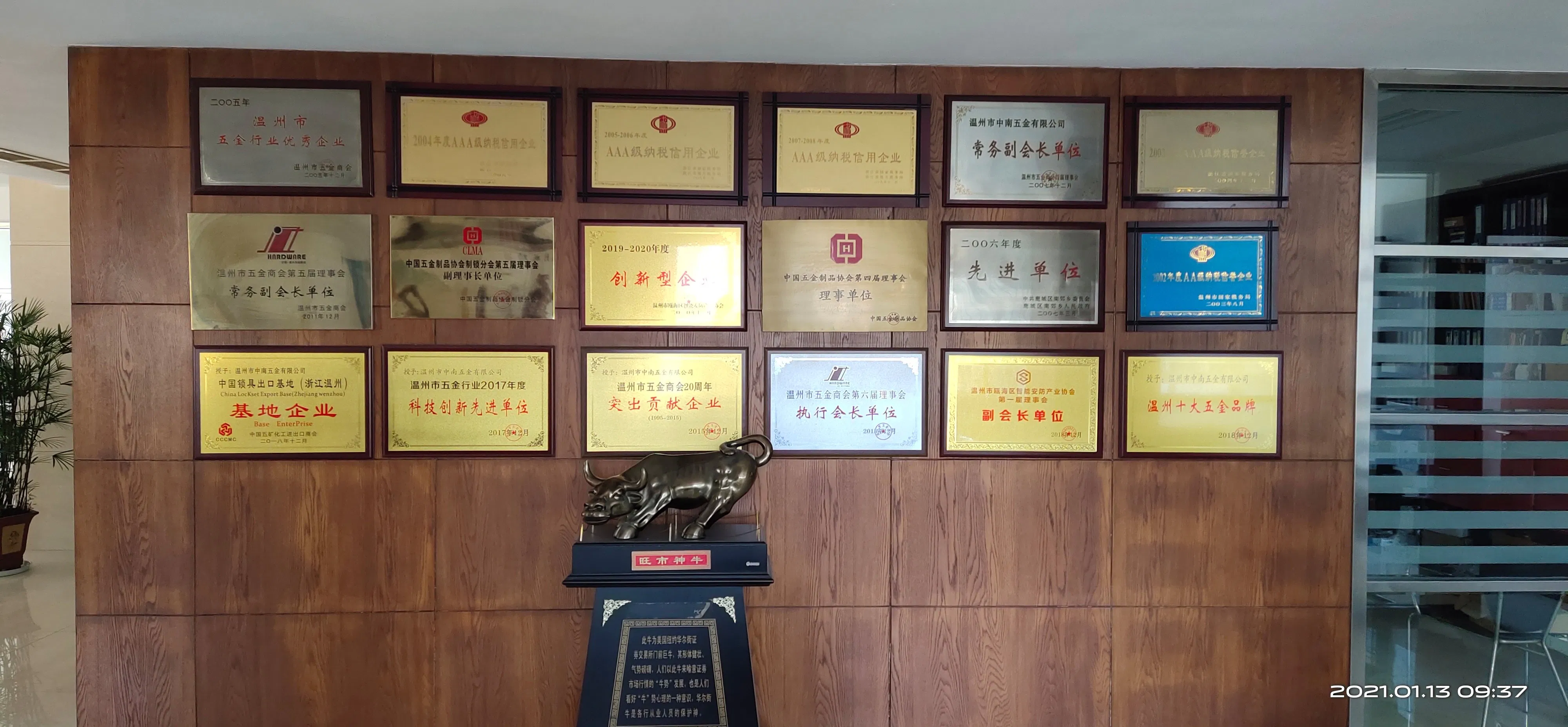 Набор для покраски: валики, кисть, малярный скотч, лоток