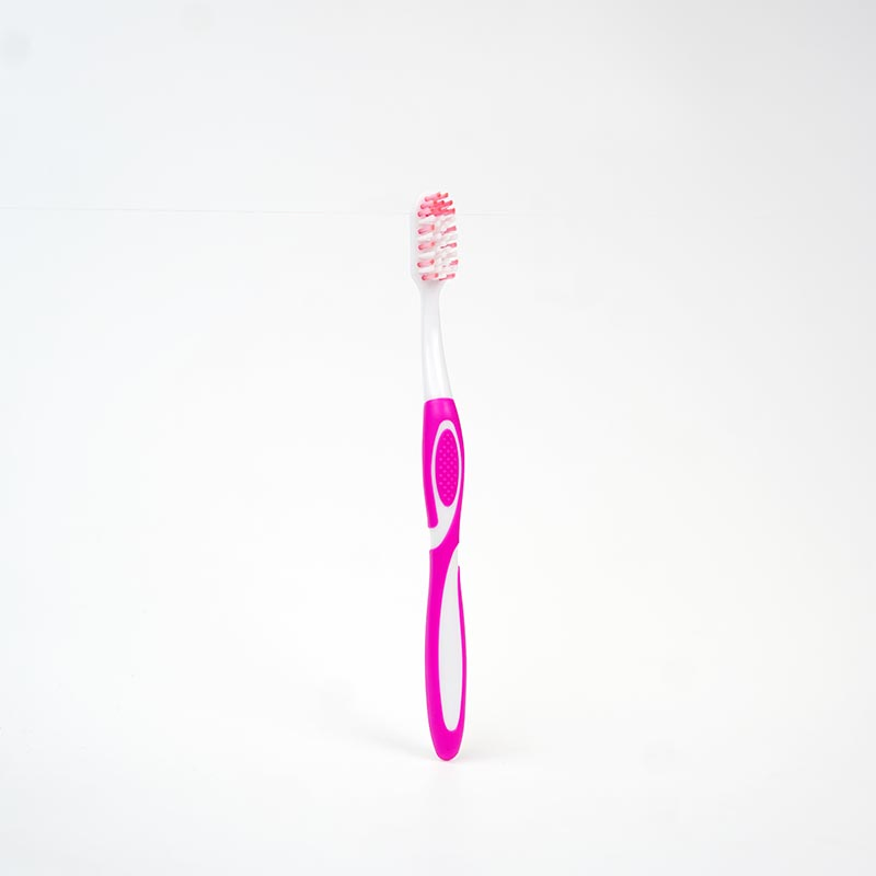 Прочная зубная щетка для взрослых