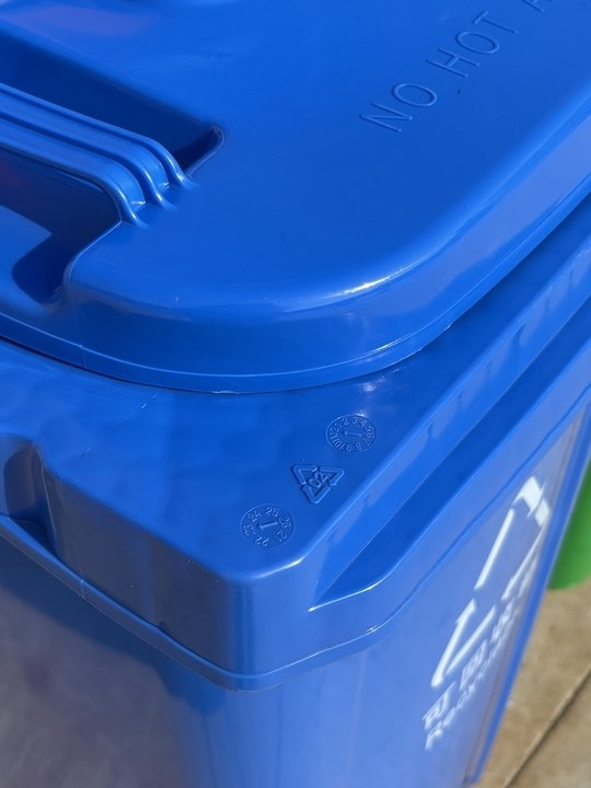 Стильное мусорное ведро на колесах для дома