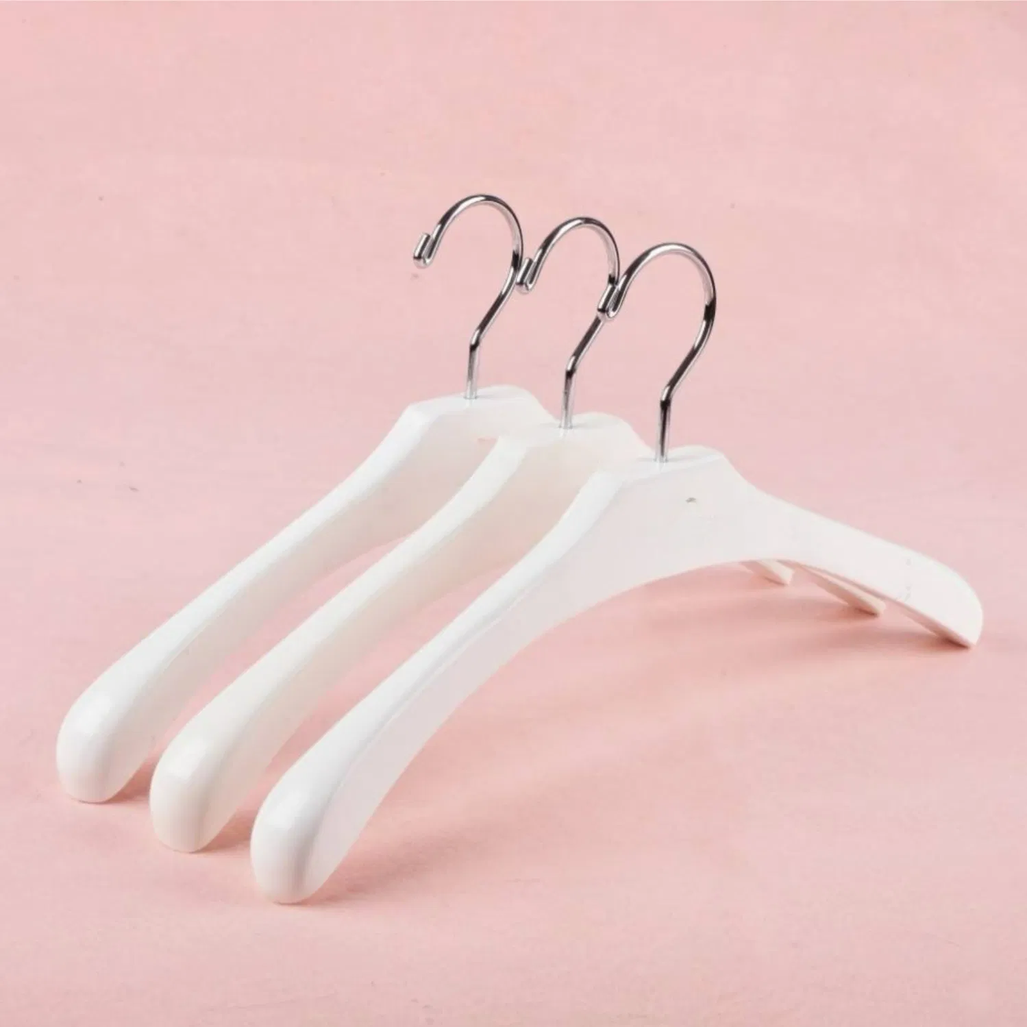 Тонкие пластиковые вешалки для экономии места в шкафу