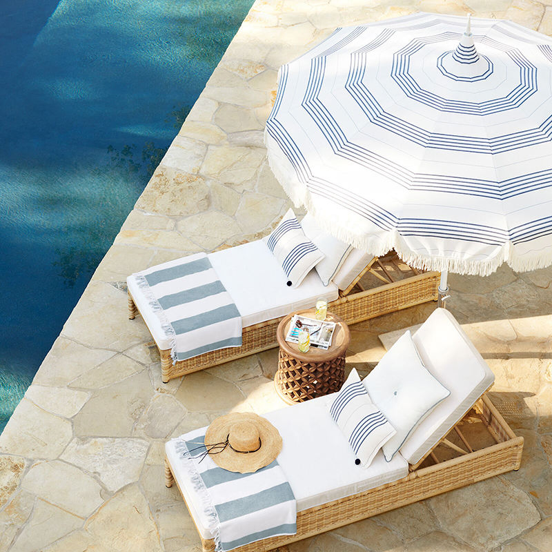 Большой садовый зонт с бахромой в винтажном стиле