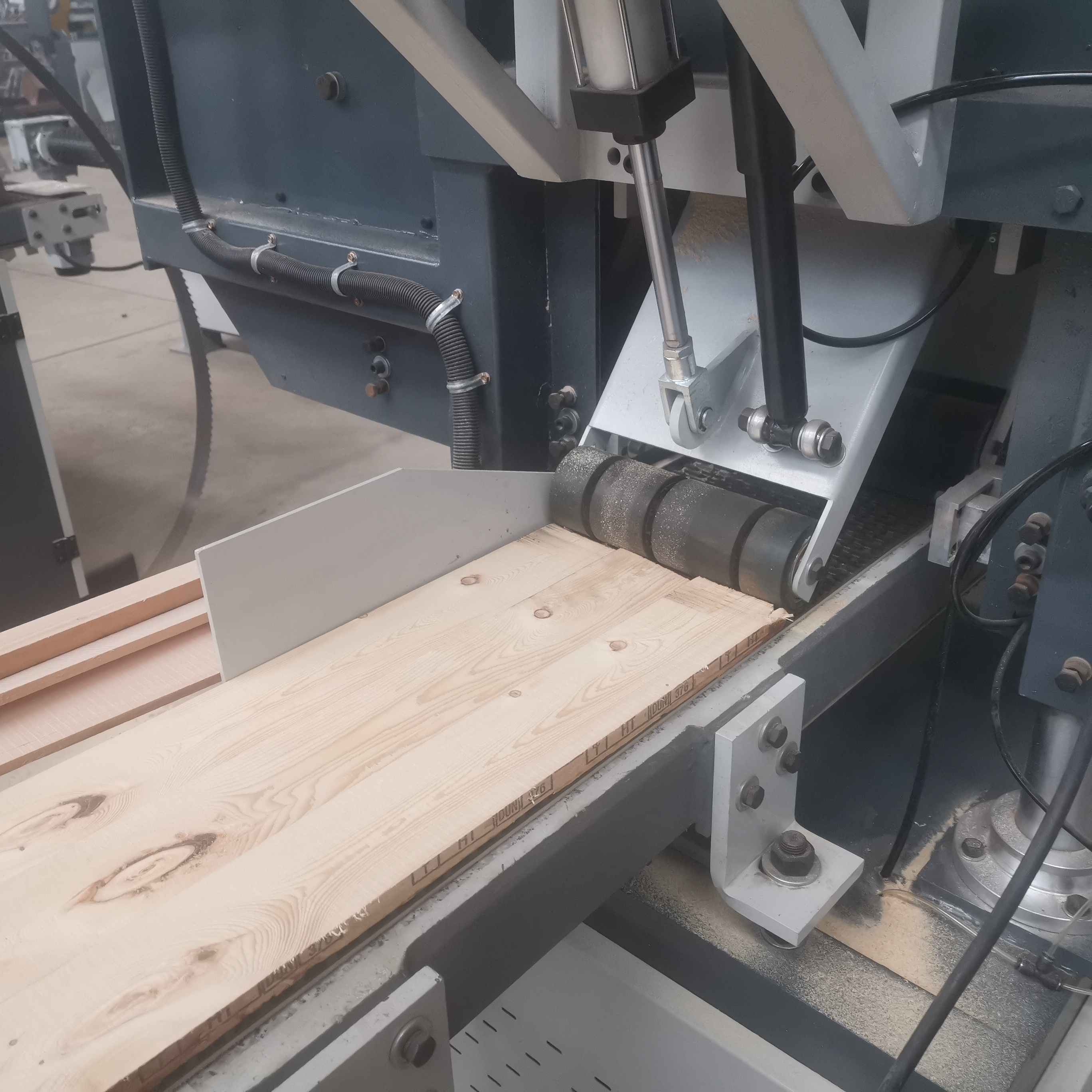 Станок ленточнопильный горизонтальный с ЧПУ по дереву