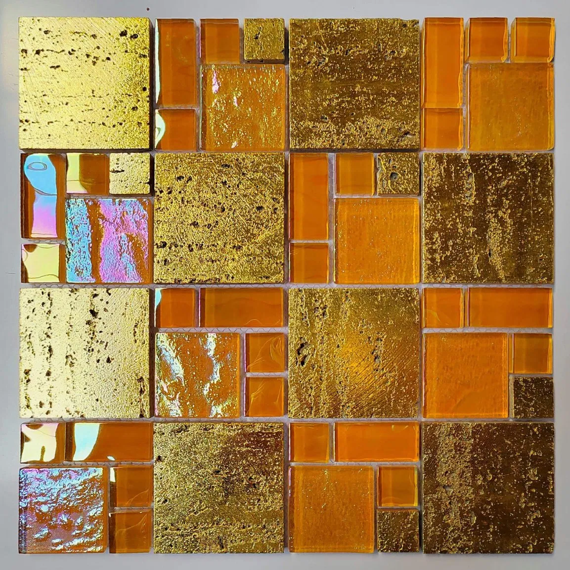 Мозаика из стекла с металлическими акцентами